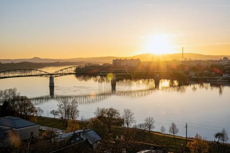 Foto de El puente Maria Valeria une Esztergom en Hungría y Sturovo en la República Eslovaca a través del río Danubio. Tema de transporte. Escena del atardecer
. - Imagen libre de derechos