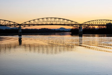 Téléchargez les photos : Le pont Maria Valeria rejoint Esztergom en Hongrie et Sturovo en République slovaque à travers le Danube. Thème transport. Scène coucher de soleil
. - en image libre de droit