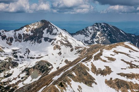 Westliche Tatra-Landschaft vom Gipfel Baranec, Slowakische Republik. Wanderthema. Saisonale Naturszene.
