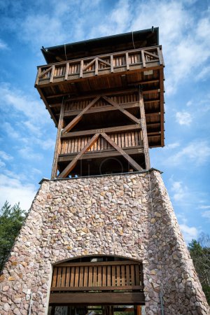 Torre de vigilancia Haj, Nova Bana, República Eslovaca. Tema arquitectónico. Destino turístico.