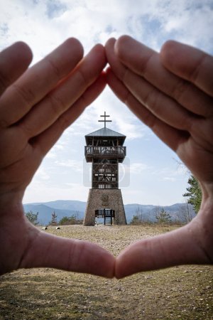 Torre de vigilancia Haj, Nova Bana, República Eslovaca. Mirando entre las manos. Tema arquitectónico. Destino turístico.