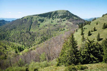 Cerro Borisov, paisaje de las montañas Big Fatra, República Eslovaca. Escena natural estacional. Destino de viaje. Tema de senderismo.