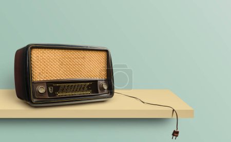 Foto de Radio antigua desenchufada en estante con fondo vintage. - Imagen libre de derechos