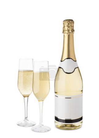 Foto de Botella de champán con etiqueta y copas en blanco, aislada sobre fondo blanco. - Imagen libre de derechos