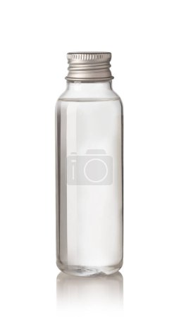Téléchargez les photos : Mini bouteilles avec des produits cosmétiques sur fond blanc - en image libre de droit