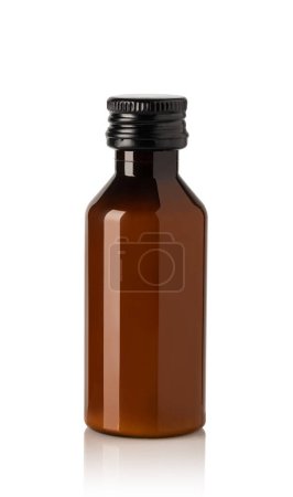 Téléchargez les photos : Mini bouteilles avec des produits cosmétiques sur fond blanc - en image libre de droit
