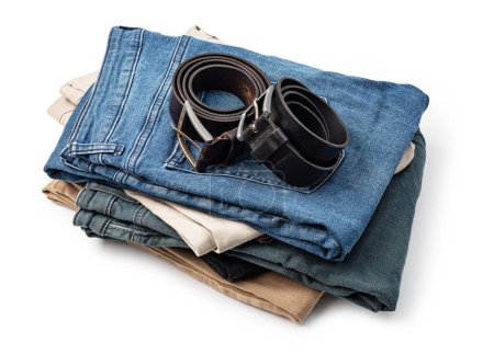 Téléchargez les photos : Jeans et ceinture en cuir isolés sur fond blanc - en image libre de droit