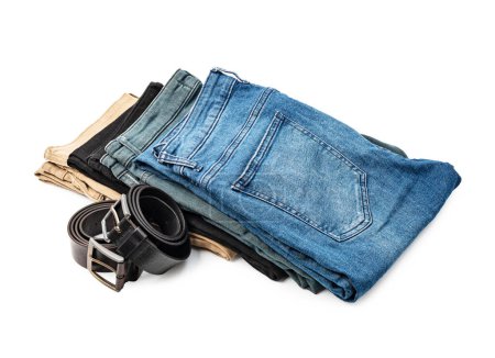 Téléchargez les photos : Jeans et ceinture en cuir isolés sur fond blanc - en image libre de droit