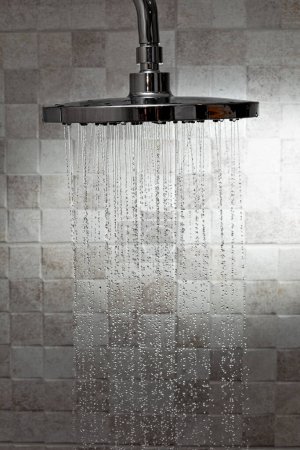 Foto de Water running from shower head in bathroom - Imagen libre de derechos