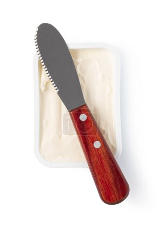 Foto de Mantequilla con cuchillo aislado sobre fondo blanco - Imagen libre de derechos