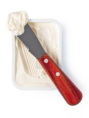 Foto de Mantequilla con cuchillo aislado sobre fondo blanco - Imagen libre de derechos