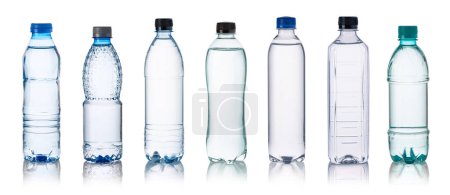 Foto de Botella de agua de plástico aislada sobre fondo blanco - Imagen libre de derechos