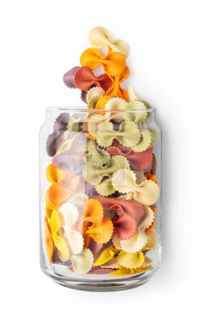 Téléchargez les photos : Pâtes italiennes séchées Farfalle, isolées sur fond blanc - en image libre de droit