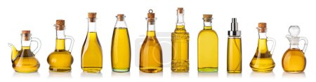 Foto de Botella de aceite de oliva sobre fondo blanco - Imagen libre de derechos