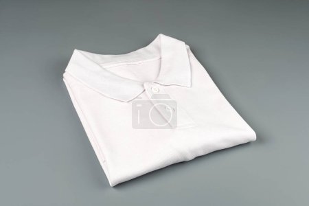 Téléchargez les photos : Polo blanc, vêtements sur fond blanc isolé
. - en image libre de droit