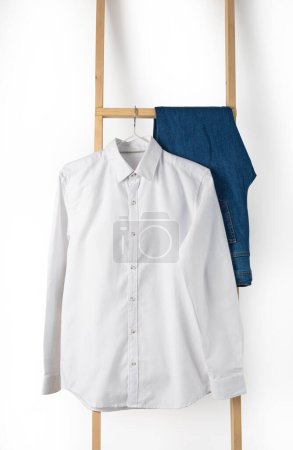 Foto de Nueva camisa masculina sobre fondo blanco - Imagen libre de derechos