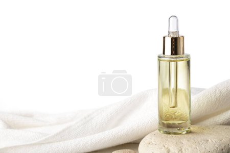 Téléchargez les photos : Huile essentielle de sérum dans des bouteilles cosmétiques avec un isolat compte-gouttes sur fond blanc - en image libre de droit