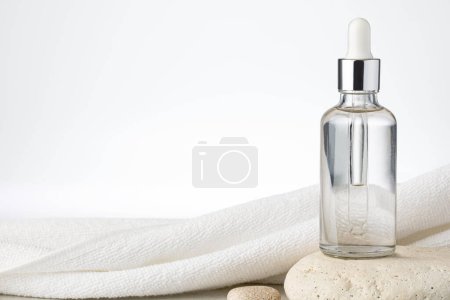 Téléchargez les photos : Huile essentielle de sérum dans des bouteilles cosmétiques avec un isolat compte-gouttes sur fond blanc - en image libre de droit