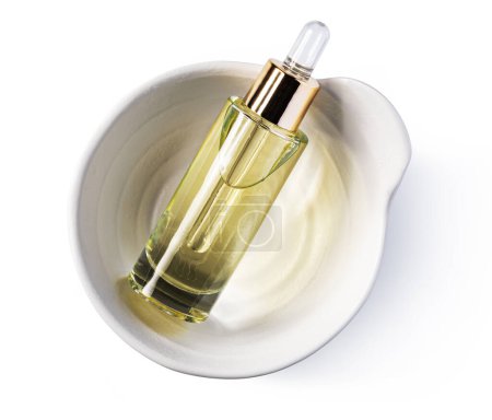 Foto de Aceite esencial de suero en frascos cosméticos con aislante de gotero sobre fondo blanco - Imagen libre de derechos