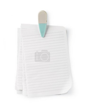 Téléchargez les photos : Feuille de papier vide et aimant isolé sur fond blanc. - en image libre de droit