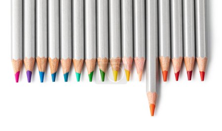 Téléchargez les photos : Crayons de couleur en bois isolés sur un fond isolé blanc - en image libre de droit