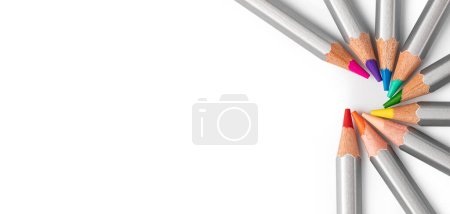 Téléchargez les photos : Crayons de couleur en bois isolés sur un fond isolé blanc - en image libre de droit