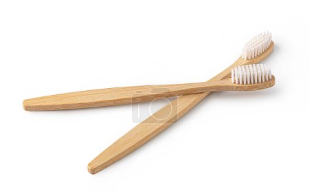 Téléchargez les photos : Brosses à dents en bois isolées sur fond blanc - en image libre de droit