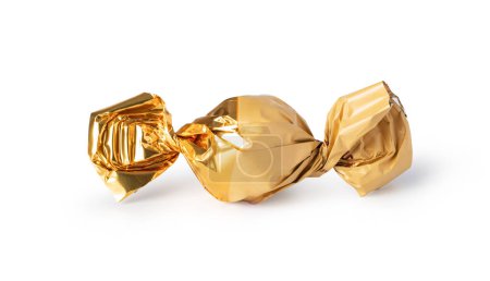 Téléchargez les photos : Bonbons dans un emballage doré isolé sur blanc - en image libre de droit