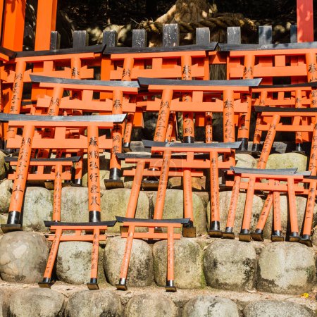 Puertas Torii en Fushimi Inari, Kyoto, Japón
