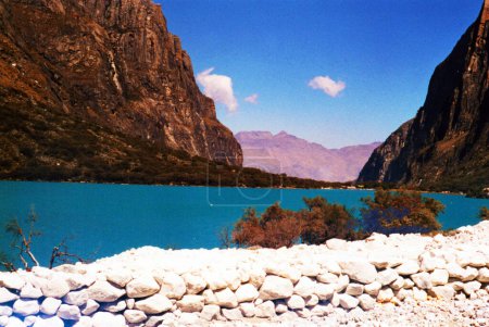 Foto de Los Lagos Llanganuco Huaraz Ancash Perú con una hermosa acuarela esmeralda en las montañas - Imagen libre de derechos