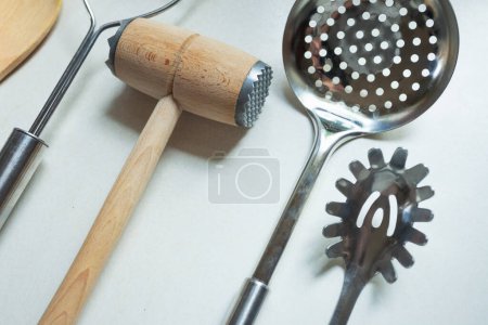 Foto de Varios utensilios de cocina sobre fondo claro, vista superior. Electrodomésticos de cocina, plano - Imagen libre de derechos