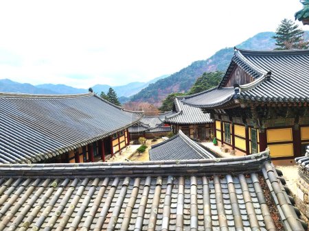 Téléchargez les photos : Le magnifique paysage du temple dans les montagnes - en image libre de droit