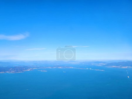 Téléchargez les photos : Une photographie aérienne de la mer avec une grande vue sur l'île. - en image libre de droit