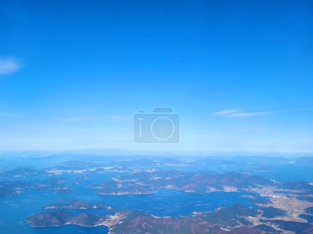 Téléchargez les photos : Une photographie aérienne de la mer avec une grande vue sur l'île. - en image libre de droit