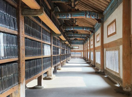 Téléchargez les photos : Le Tripitaka Koreana, la collection complète des écritures bouddhistes sculptées sur plus de quatre-vingts mille blocs de bois - en image libre de droit