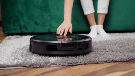 Téléchargez les photos : Gros plan du dispositif de nettoyage moderne aidant à nettoyer le tapis dans l'appartement - en image libre de droit
