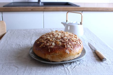 Típico festivo Pascua Checa pan dulce llamado Mazanec concepto de alimentos.