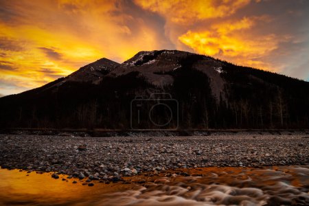 Téléchargez les photos : Le lever du soleil et la rivière Elbow à Kananaskis, Alberta, Canada - en image libre de droit