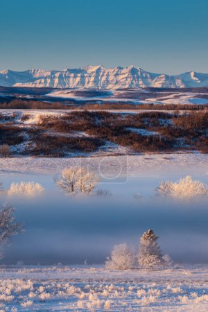 Foto de Bow River Valley en la niebla con las Montañas Rocosas en el fondo, Calgary, Alberta, Canadá - Imagen libre de derechos