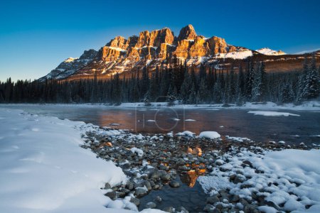 Téléchargez les photos : Castle Mountain en hiver, parc national Banff, Alberta, Canada - en image libre de droit