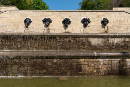 Foto de Agua que sale de las Mascarillas de Rodin en el Parque Departemental de Sceaux (Auguste Rodin - 1840-1917) - Hauts-de-Seine, Francia. - Imagen libre de derechos