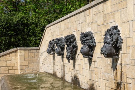 Foto de Agua que sale de las Mascarillas de Rodin en el Parque Departemental de Sceaux (Auguste Rodin - 1840-1917) - Hauts-de-Seine, Francia. - Imagen libre de derechos