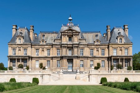 Téléchargez les photos : Maisons Laffitte, France - 25 mai 2023 : Façade du château de Maisons Laffitte, près de Paris. - en image libre de droit