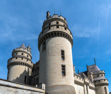 Téléchargez les photos : Pierrefonds, France - 05 mai 2023 : Tours du château médiéval de Pierrefonds. Ce château est situé dans le département de l'Oise en Picardie. - en image libre de droit