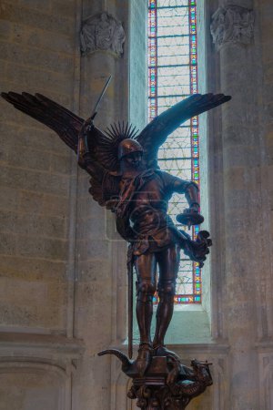 Téléchargez les photos : Pierrefonds, France - 05 mai 2023 : Statue de Saint Michel dans la chapelle du Château de Pierrefonds. Ce château est situé dans le département de l'Oise en Picardie. - en image libre de droit