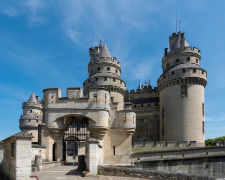 Foto de Pierrefonds, Francia - 05 de mayo de 2023: Entrada al castillo medieval de Pierrefonds. Este castillo está situado en el departamento de Oise de Picardía. - Imagen libre de derechos