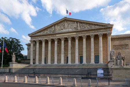 Façade de l'Assemblée nationale française Palais Bourbon avec drapeau français flottant dans le vent