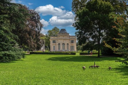 Foto de Castillo Bagatelle en el parque Bagatelle con ganso en primer plano. Este pequeño castillo fue construido en 1777 en estilo neoclásico. Situado en Boulogne-Billancourt cerca de París, Francia - Imagen libre de derechos