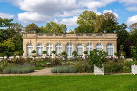 Foto de Boulogne-Billancourt, Francia - 13 de agosto de 2023: Orangerie en el parque Bagatelle con el jardín de rosas en primer plano. Fue construido en 1835. Se encuentra en Boulogne-Billancourt, cerca de París, Francia - Imagen libre de derechos