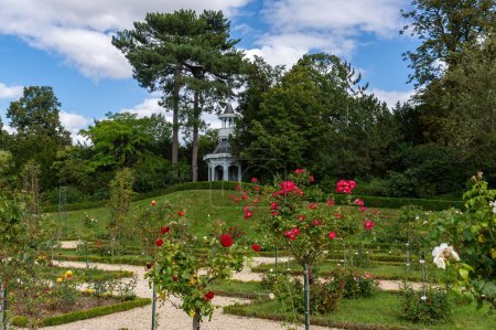 Foto de Jardín de rosas en el parque Bagatelle con quiosco emperatriz en el fondo. Se encuentra en Boulogne-Billancourt, cerca de París, Francia - Imagen libre de derechos